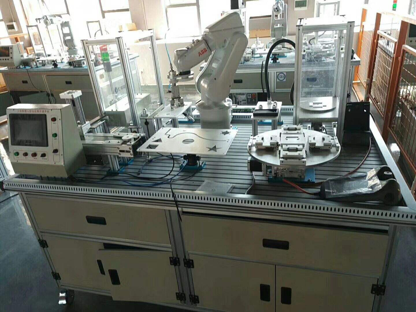 工業(yè)機(jī)器人多功能工作站